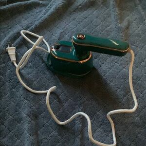 Travel steam iron